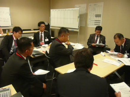 戦略会議に臨む参加者